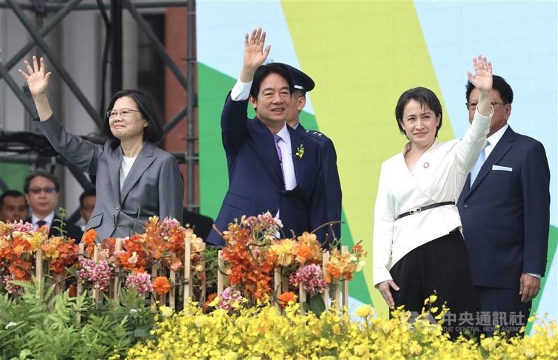 President Lai Ching-te (center), Vice President Hsiao Bi-khim (right) and former President Tsai Ing-wen greet the public following the swearing ceremony at Presidential Office in Taipei Monday. CNA photo May 20, 2024