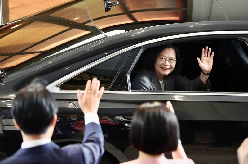第16任總統賴清德、副總統蕭美琴20日宣誓就職，典禮結束後，前總統蔡英文（後）坐上車子，揮手告別總統府
