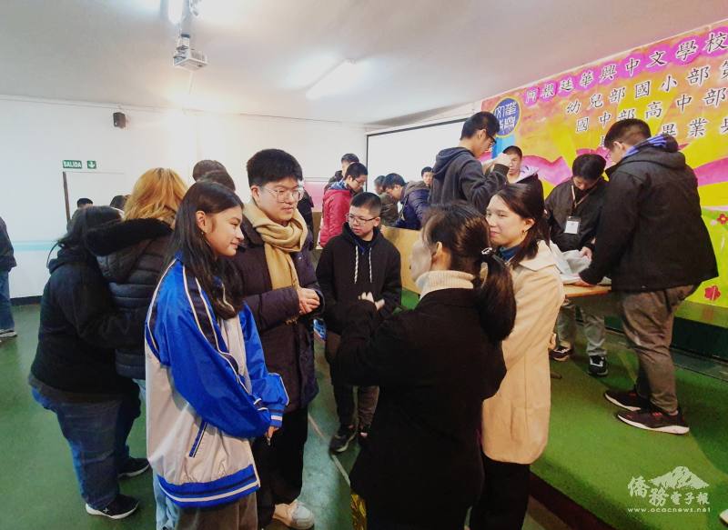 高中部學弟妹把握機會，於座談會後向學姊們詢問相關科系的細節