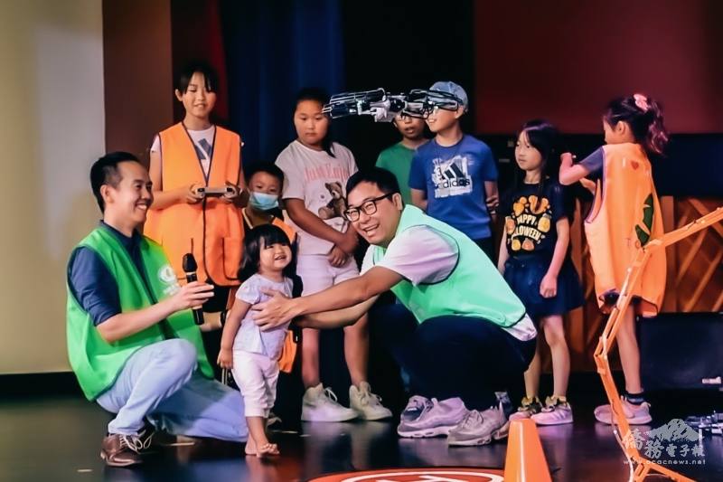 當天活動包含北加州文體協會志工準備臺灣小吃美食及童玩，以及無人機展示，吸引僑界扶老攜幼參加