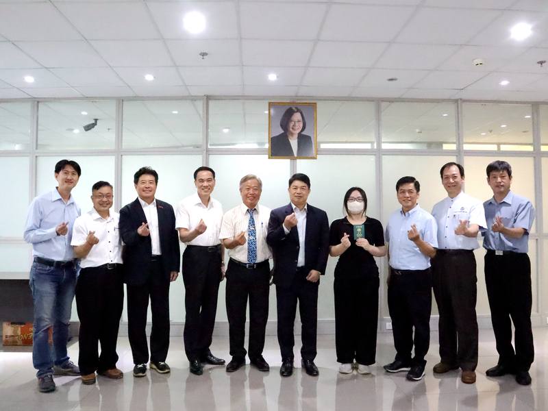 越南僑界關懷救助協會成員帶著許芷綾（右4）前往中華民國駐胡志明市辦事處辦理文件，駐胡志明市辦事處處長韓國耀（右5）恭喜許芷綾拿到新換發的中華民國護照。