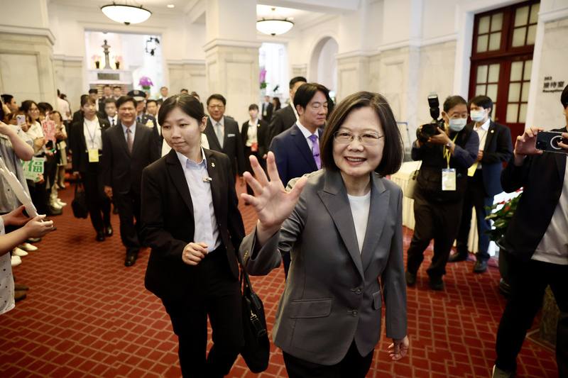 中華民國第15任總統蔡英文（前）20日卸任，她在離開總統府前與府內同仁揮手道別