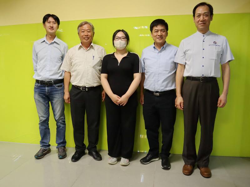 許芷綾（中）在越南僑界關懷救助協會創會會長錢宣甫（右2）、現任會長郭順德（左2）兩名前後任會長的接力下解決中華民國護照換發、文書驗證等問題，即將於6月赴台求學，做個「有身分的人」。