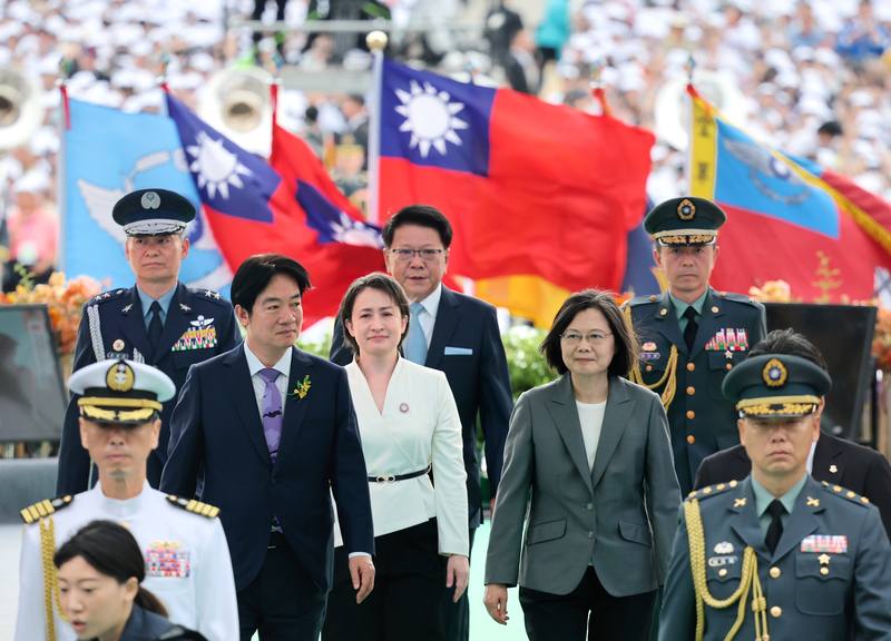 中華民國第16任總統賴清德（中左）、副總統蕭美琴（中，白衣者）20日上午宣誓就職，圖為賴總統與蕭副總統陪送卸任總統蔡英文（中右）離開總統府