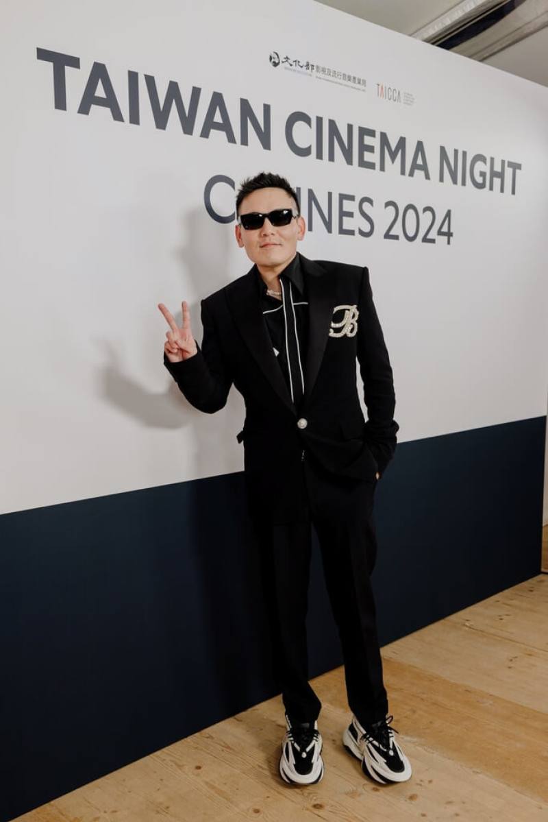 演員春風（洪瑜鴻）以新片「白衣蒼狗」參加法國坎城影展，帥氣現身台灣之夜，他坦言東西吃不太習慣，但對一切都很開心。（文策院提供）