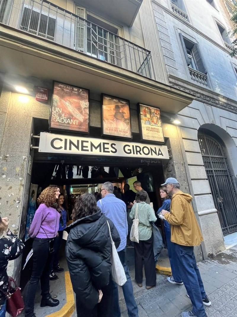 Attendees to the "Taiwán, historias desde dentro" film fest wait in line for their screening outside of Barcelona's Cinemes Girona cinema. Photo courtesy of the cultural division of the Taipei Economic and Cultural Representative Office in Spain