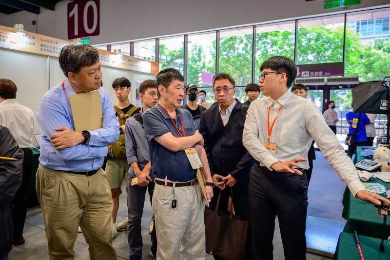 評審與參賽同學討論作品