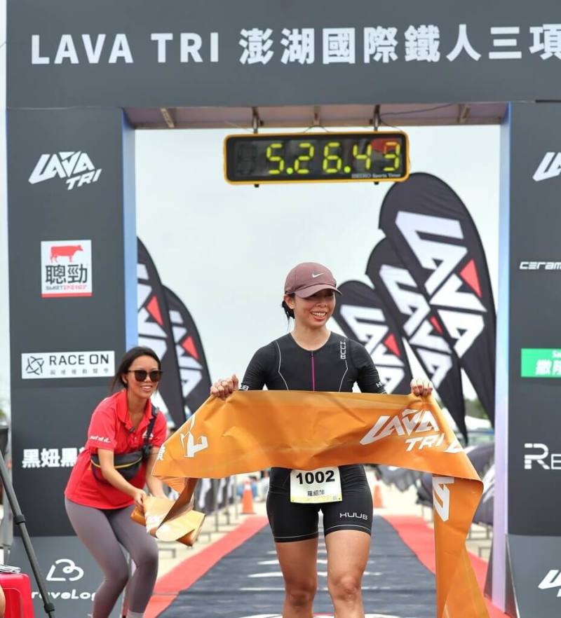 「2024 LAVA TRI 澎湖國際鐵人三項賽」，19日上午在澎湖林投沙灘登場，逾400國內外好手同場競技，113公里三項賽事，羅紹萍以5小時25分20秒摘下女子組后冠。（台灣鐵人公司提供）