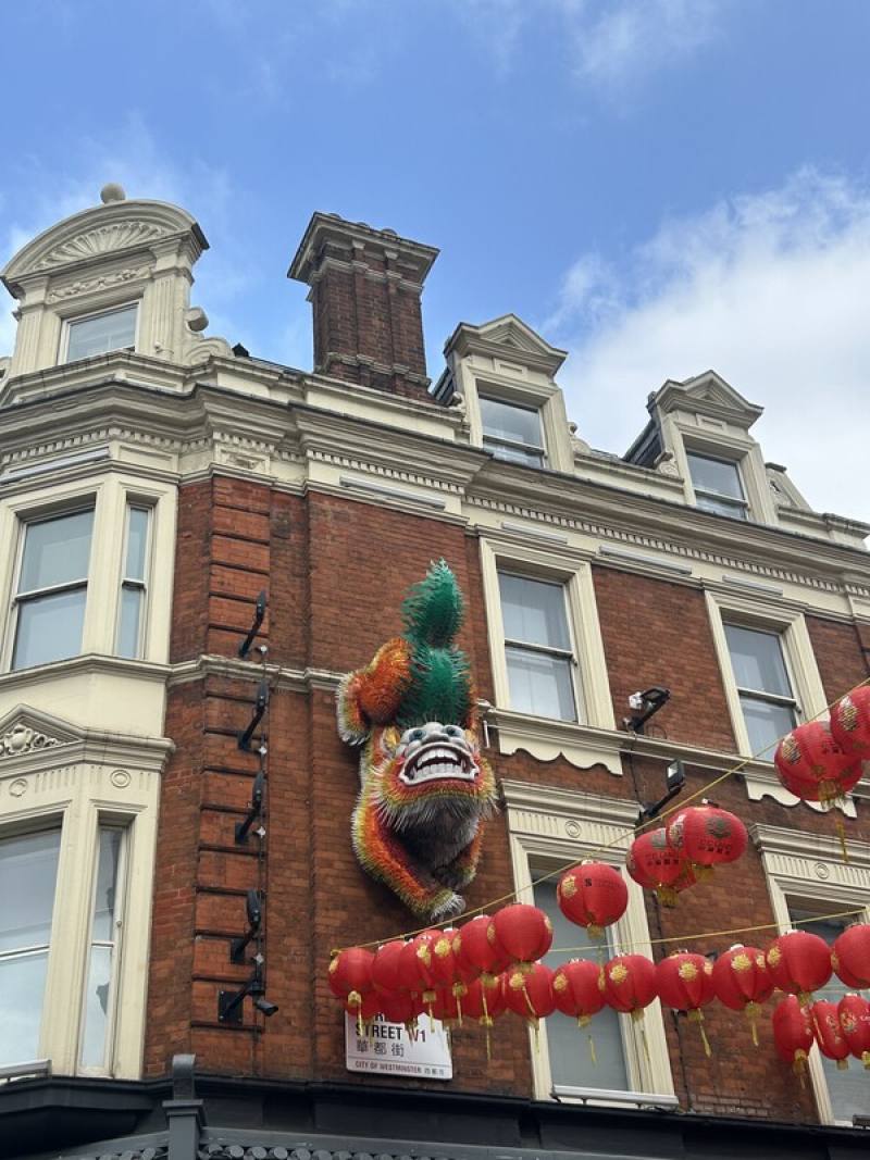 台灣藝術家蔡筱淇與日本藝術家吉川公野代表作之一「獅子」，展示於人潮眾多的倫敦中國城，至今仍有許多遊客前往打卡拍照。