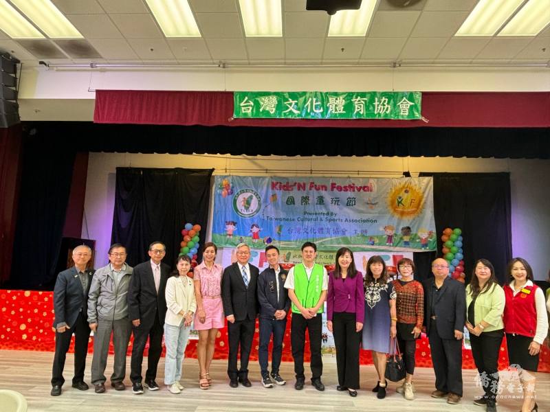 朱永昌(中左)、莊雅淑(中右)、州衆議員Alex Lee(中)、傅紅玉基金會、僑務委員李漢文等多名僑社領袖前往祝賀