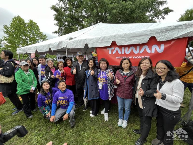 俞大㵢夫婦、「大華府臺美文化協會」的執行長白越珠、華府文教中心副主任楊佳欣與現場攤位僑胞們合照