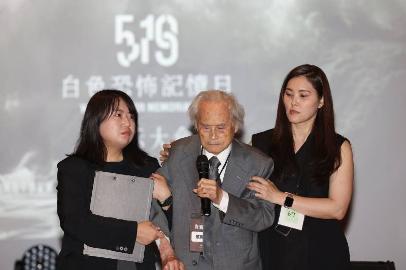 青年代表張瑀婕（左）向政治受難者蔡寬裕（中）表達致敬之意，蔡寬裕則勉勵後輩繼續將政治受難者的故事代代傳承，讓這段歷史不被遺忘，也不再重蹈覆轍。