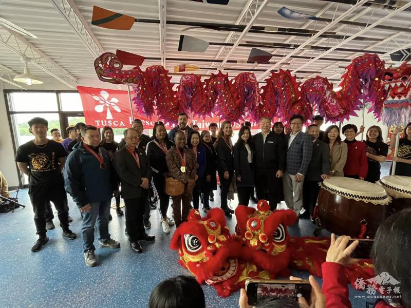 俞大㵢與美國國務院官員及多位友邦駐美大使參加開幕剪綵及龍舟點睛儀式