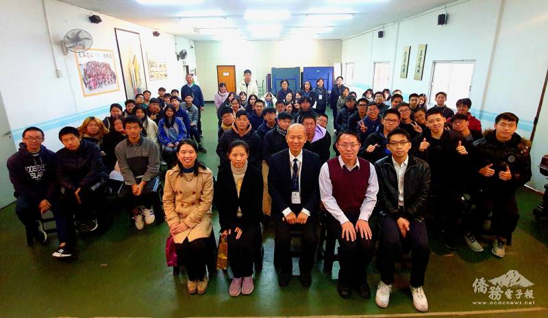 阿根廷華興中文學校18日舉辦「升學座談會」，特邀三位華興畢業校友向學弟妹分享如何選擇適合的大學科系