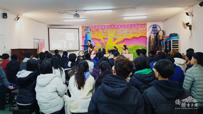 校友陳皓儒向學弟妹分享工業設計系的就學日常，一一分析設計專案的理念及實際運用的差別