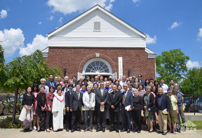 芝城臺灣基督長老教會設教55週年合影，類延峰（左八）、蔡季穎（左五）、紀元訓（左九）、蔡昇峰（左七）