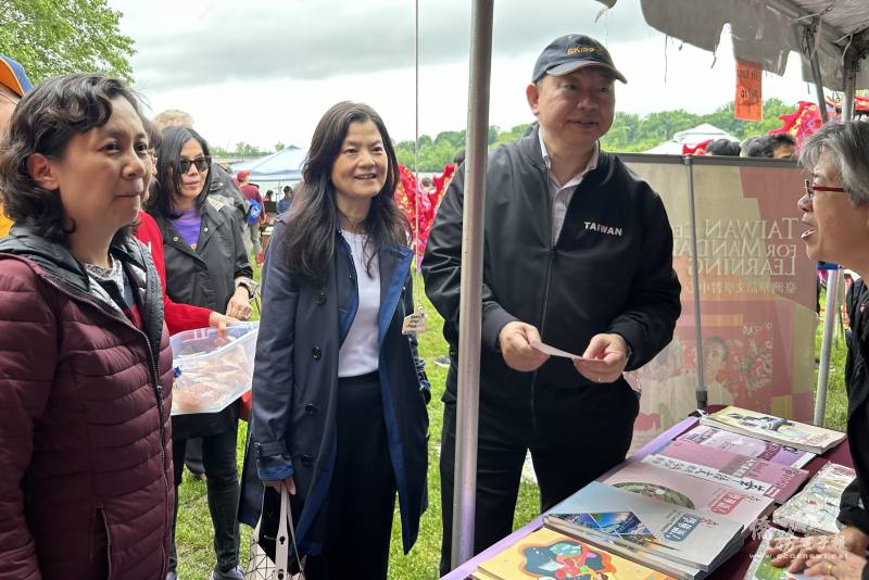AmbassadorAlexander Tah-Ray Yui and Mrs. Yui visited the cultural booth hosted by TMCL and FASCA DC