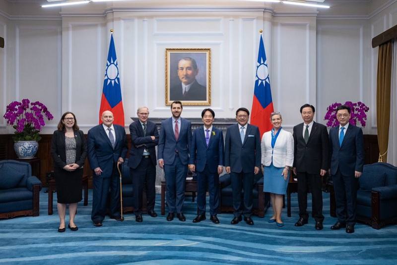 President Lai poses for a group photo with a delegation from the United States to attend the inauguration of the 16th-term president and vice president.