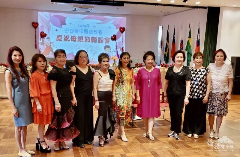 貴賓僑務委員陳寶玲（左二）、世華副執行長支黃秀莉（左一）和歌友會主要幹部合影