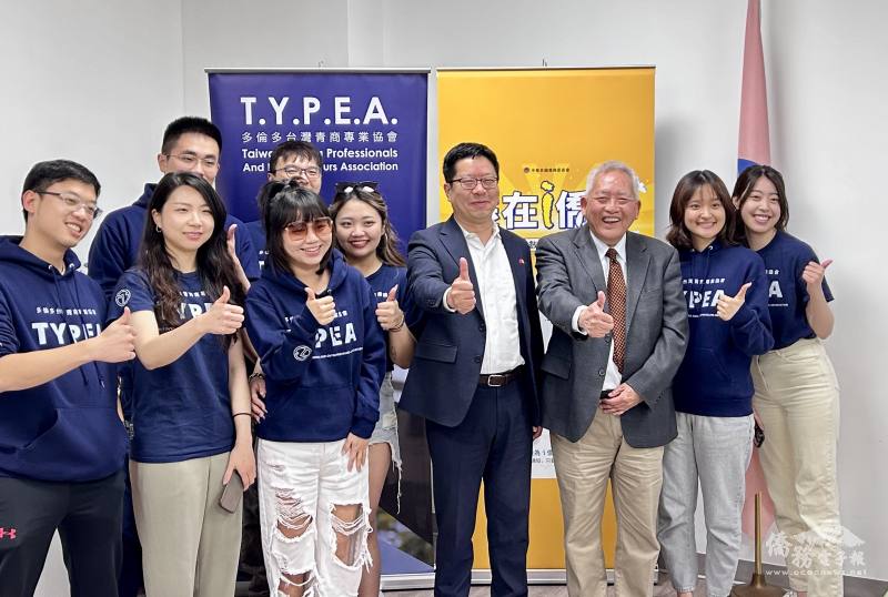 多倫多文教中心主任藍柏青（右4）、僑務委員簡許邦（右3）、多倫多臺灣青商專業協會長曹妤安（右2）與多倫多臺灣青商專業協多位幹部於活動後合照