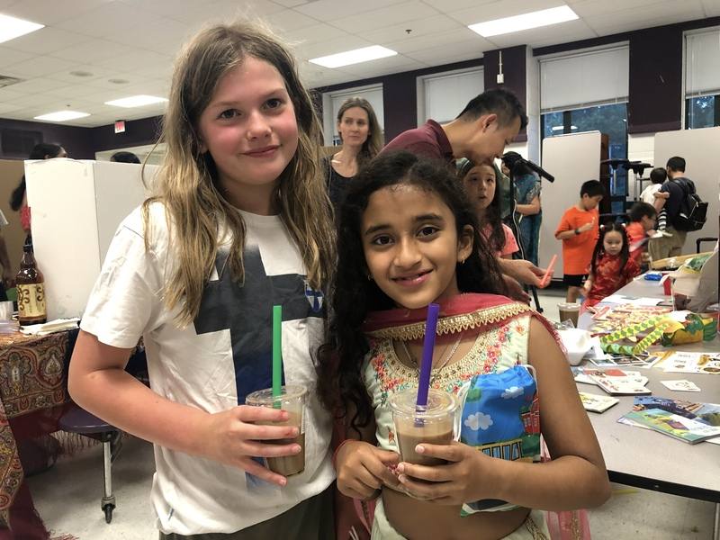 珍奶在美國掀起熱潮，美國獵人伍茲小學校園17日舉辦國際文化之夜，小學生品嚐台灣媽媽手作珍奶