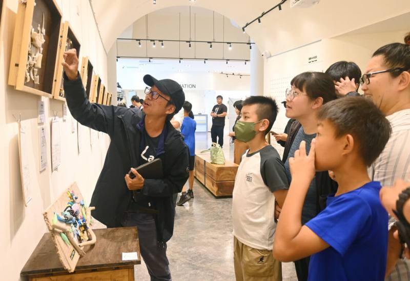 澎湖縣政府主辦的「未來化石」海廢藝術創作聯合展覽21日在澎湖遊客中心登場，展覽作品豐富多元，也有現場導覽與作品介紹。（澎湖國家風景區管理處提供）