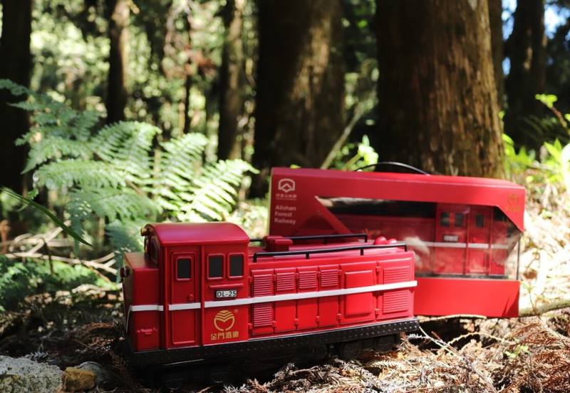 搭配阿里山林業鐵路7月將全線通車話題，阿里山林業鐵路及文化資產管理處22日開賣與金門酒廠聯名的「一路長紅．阿里山DL-25柴油火車造型紀念酒」。（東酒藏文創公司提供）