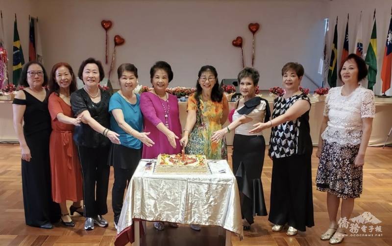 媽媽代表一起合切母親節蛋糕