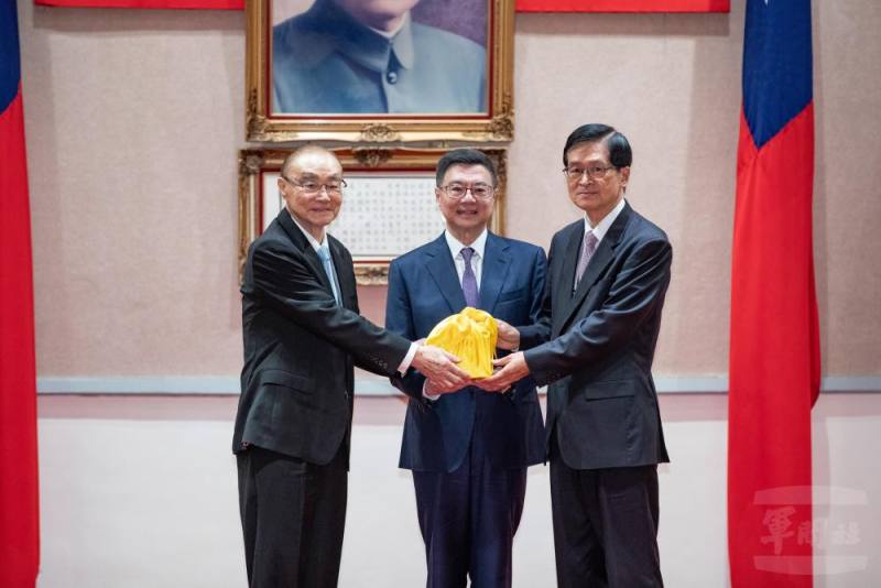 國軍退除役官兵輔導委員會新任主委嚴德發（右）與卸任主委馮世寬（左）交接