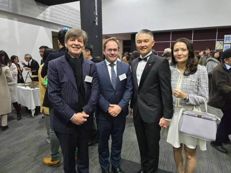 墨爾本僑界舉辦慶祝第16任總統、副總統就職晚宴。駐墨爾本辦事處長呂明澤（右2）伉儷、澳洲聯邦眾議員穆里諾（Daniel Mulino，左2）及澳台俱樂部（ATC）主席唐納蘭（Luke Donnellan，左1）合影。（駐墨爾本辦事處提供）