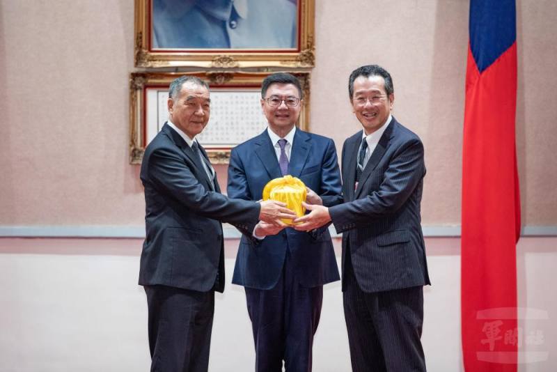 新任國防部長顧立雄（右）與卸任國防部長邱國正（左）交接印信