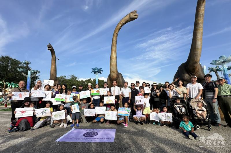 僑校學生與奧蘭多當地小朋友繪畫恐龍畫作參展