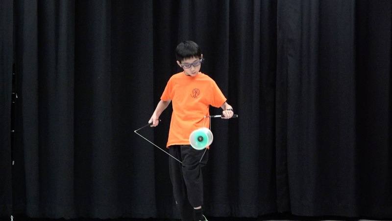 美國維吉尼亞州獵人伍茲小學舉辦國際文化之夜，來自台灣的小學生表演扯鈴