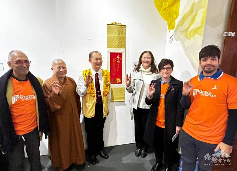 有光法師（左二）、洪嘉駿（左三）、專案主任Gloria Velilla （右二）及義工們與星雲大師墨寶合影