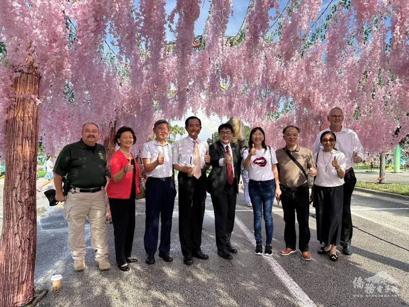 恐龍探險展開幕典禮，臺僑積極參與（右起：林智、詹翠華、吳達義、黃百齡、周啟宇、王成章、黃士聰、莊杏珠、Tom Lin）