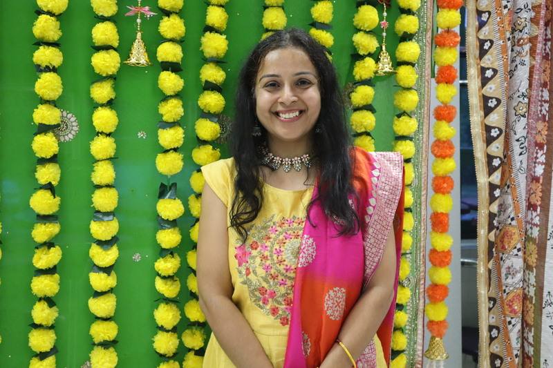 印度裔媽媽基那利籌辦美國維吉尼亞州獵人伍茲小學校園國際文化之夜，促進不同文化相互理解