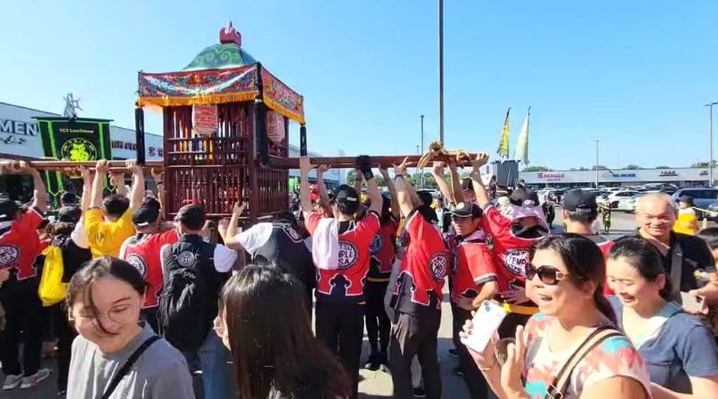 北港媽祖19日在休士頓進行遶境活動，超過千名信眾和民眾參與遶境，青年們擔任轎夫，北港朝天宮人員支援抬轎，象徵傳承和開枝散葉。（休士頓旅遊局提供）