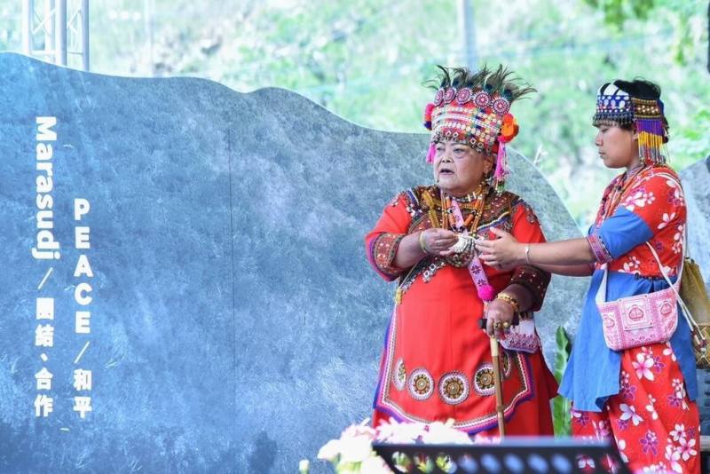 屏東縣牡丹社事件150週年紀念活動啟動暨縣定史蹟石門古戰場揭牌典禮22日舉行，由高士部落靈媒張順枝vuvu（左）帶領祈福。（原住民族委員會提供）