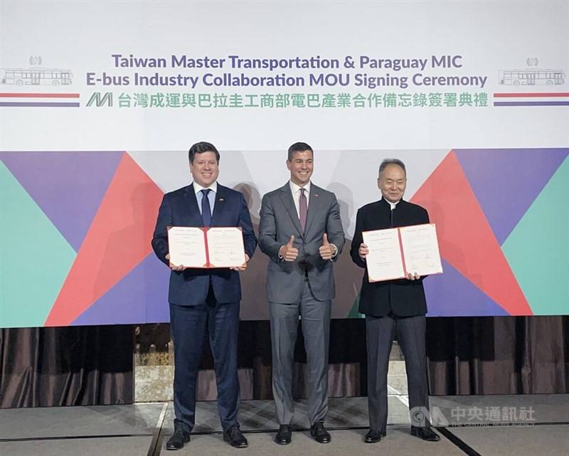 From right to left: Chairman of Taiwan-based Master Transportation Bus Manufacturing Ltd. Wu Ting-fa, Paraguayan President Santiago Peña and Industry Minister Francisco Javier Giménez García de Zúñiga pose for a photo together on Tuesday. CNA photo May 21