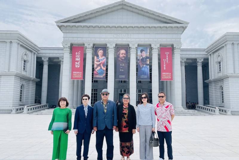 吐瓦魯總理泰歐（Feleti Penitala Teo）（左3）21日在台南市副市長趙卿惠（左2）等人陪同下，前往奇美博物館參訪。（台南市政府提供）