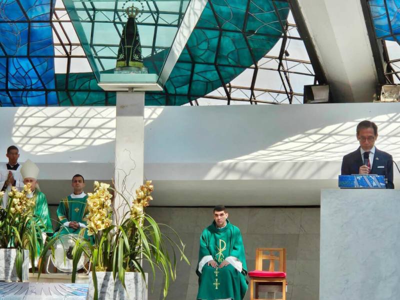 巴西利亞主教座堂於當地時間21日舉行「為台灣新任總統、副總統就任，及台海與世界和平祈福彌撒」，駐巴西代表廖志賢（右）在彌撒典禮致詞。（駐巴西代表處提供）