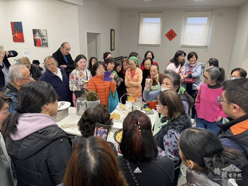 墨爾本臺灣同鄉會烹飪班提早慶端午，應景教授包粽子（圖片來源：陳東榮拍攝）