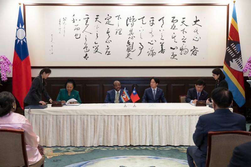 President Lai and King Mswati III of Eswatini witness the signing of three documents, including a joint statement.