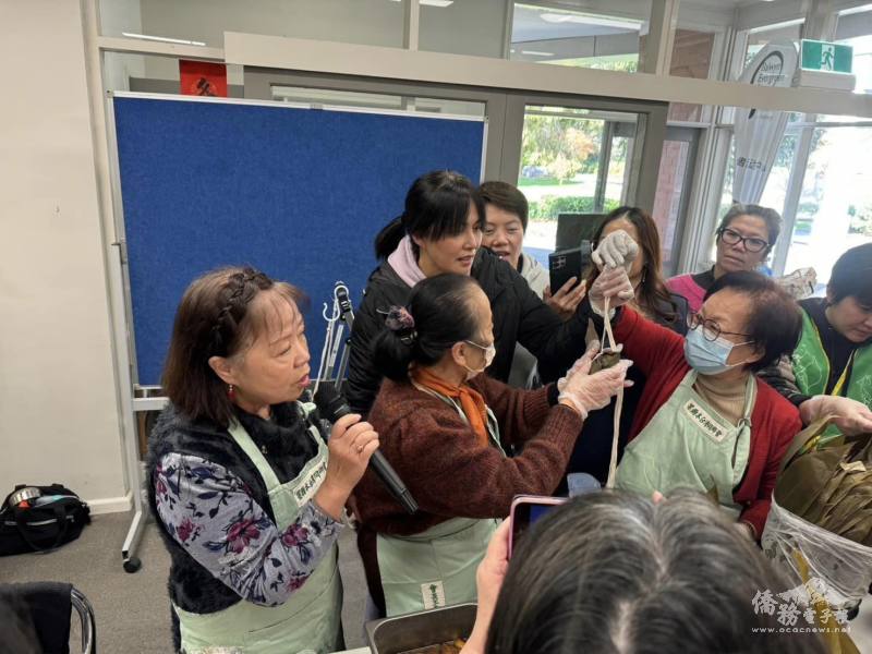 墨爾本臺灣同鄉會烹飪班讓學員們DIY包北部粽（圖片來源：陳東榮拍攝）