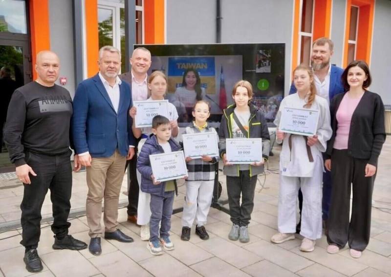 台灣援助烏克蘭布查市（Bucha）修建的兒童運動學校今年5月14日落成，烏克蘭市長費德魯克（Anatoliy Fedoruk，左二）、國會議員Olha Vasylevska-Smahliuk（右一），國家奧委會代表、知名運動選手及布查市民亦出席見證，場面溫馨感人。（駐波蘭代表處提供）