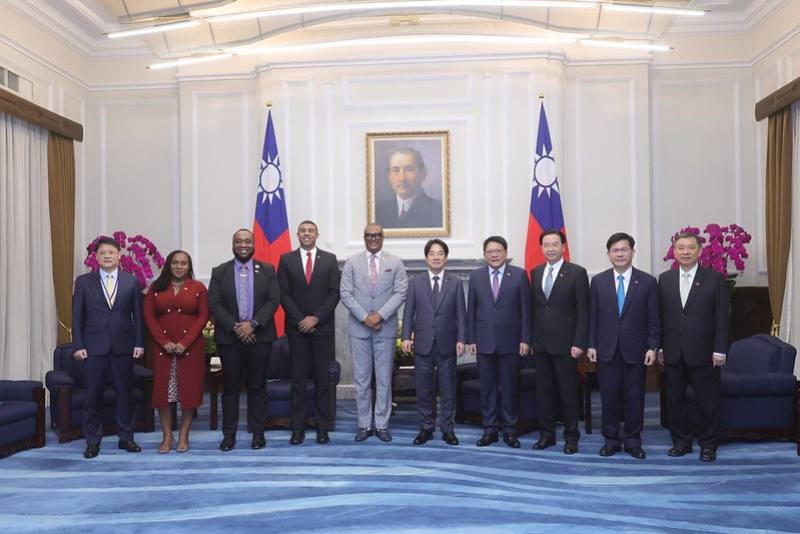 總統與「聖克里斯多福及尼維斯聯邦副總理韓利訪問團」合影