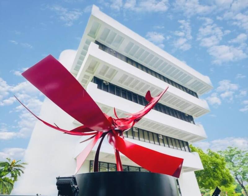 已故藝術家楊英風曾在1970年為大阪萬國博覽會創製作品「鳳凰來儀」，台灣工藝研究發展中心21日起展出以其當年作品為原型的雕塑品「鳳凰來儀（三）」，再現神獸英姿。（工藝中心提供）