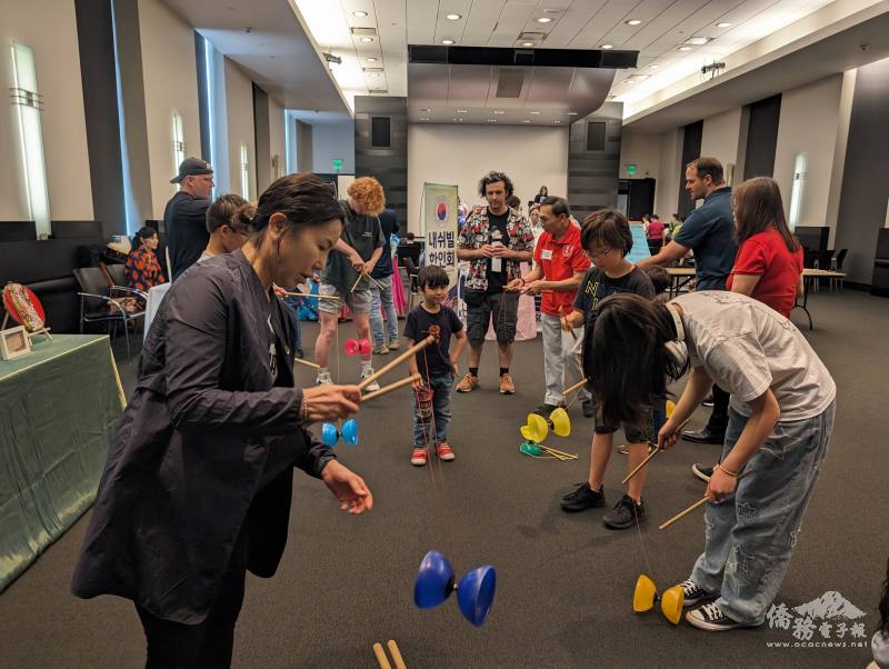 現場與會者學習中華扯鈴