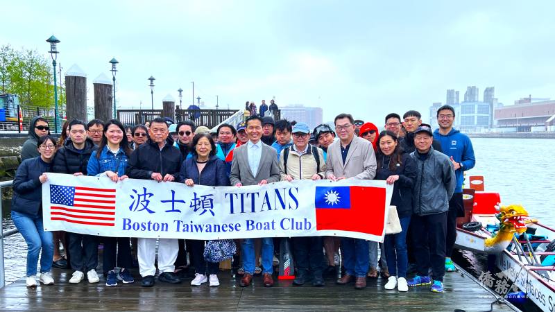 波士頓臺灣龍舟隊在Fort Point Channel碼頭為新龍舟舉行點睛下水儀式。前排右起，伍振中，洪彗真、林朝仲、黃正谷、廖朝宏、詹青柳、林國鐘等人