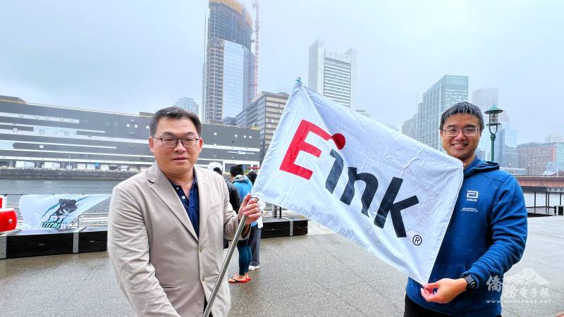 E Ink高管林朝仲(左)授旗給隊長邱偉哲